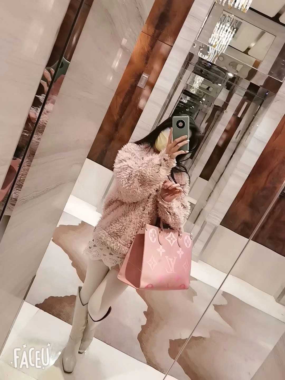 玩得愉快的一个妹妹